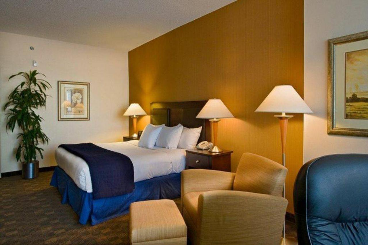 Doubletree Dayton-Downtown Hotel Room photo